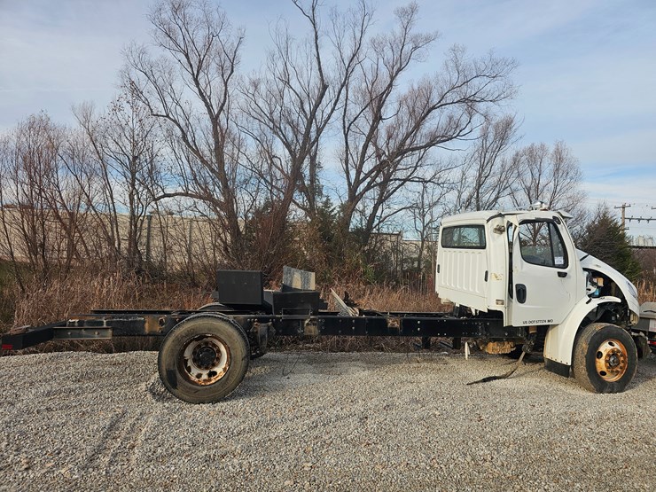 2019-freightliner-m2-106-image-5