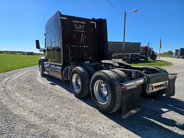 peterbilt-579-image-17