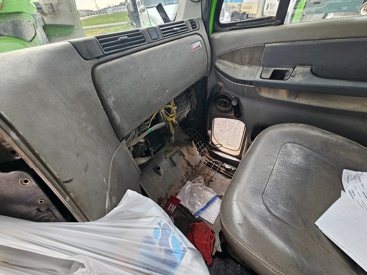 freightliner-columbia-112-image-71