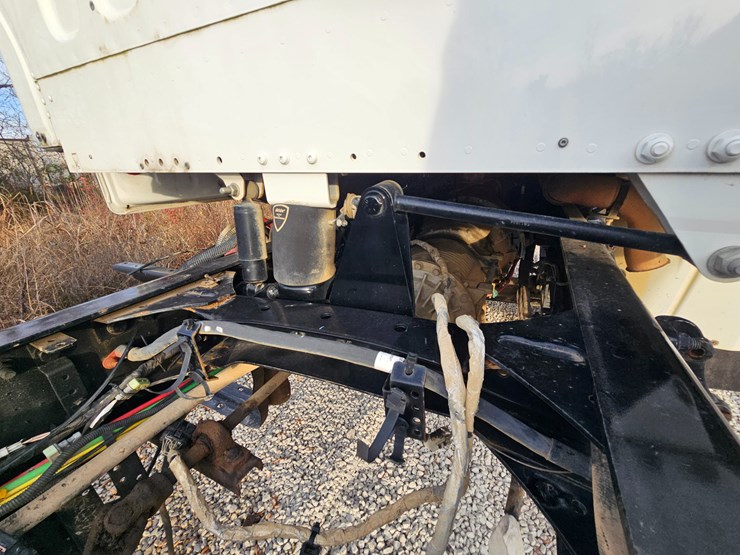 2019-freightliner-m2-106-image-31