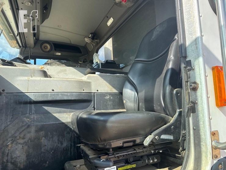 2019-peterbilt-garbage-truck-image-19