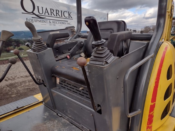 new-holland-ec25-image-12