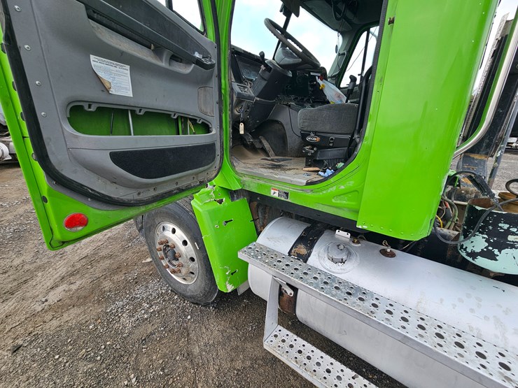 freightliner-columbia-112-image-65