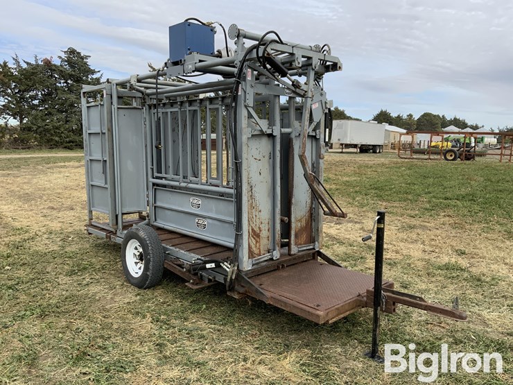 pearson-portable-hydraulic-squeeze-chute-image-3