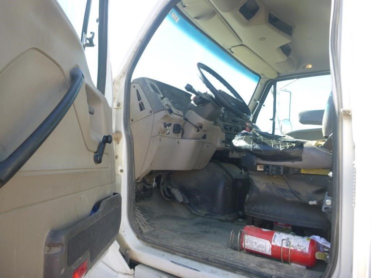 2009-sterling-lt9500-image-12