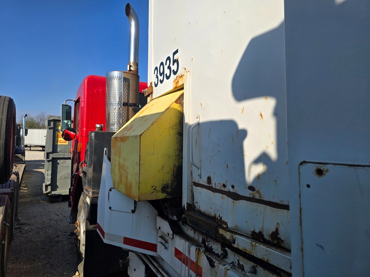 2002-peterbilt-320-image-23