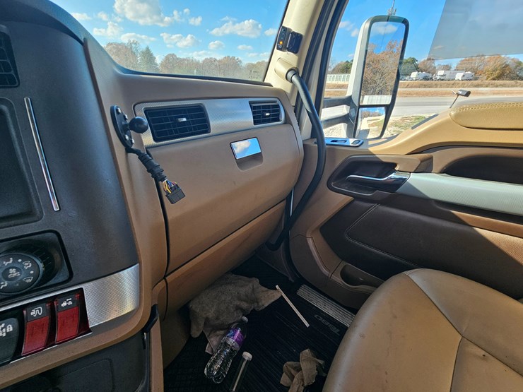 2021-kenworth-t680-image-39