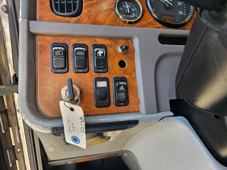 2009-peterbilt-365-image-82