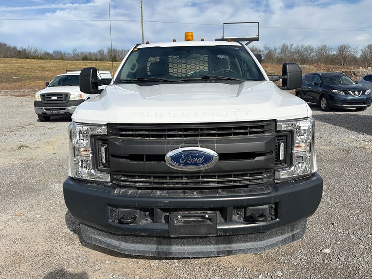 2018-ford-f350-xl-image-2