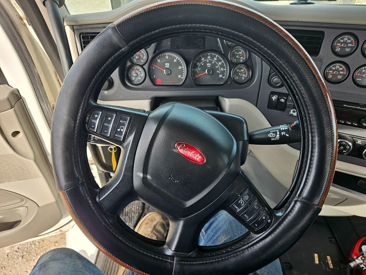 peterbilt-579-image-54