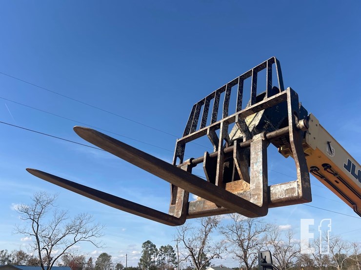 2018-jlg-742-image-9