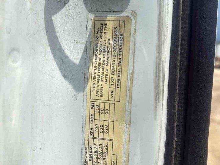 2016-peterbilt-579-image-2