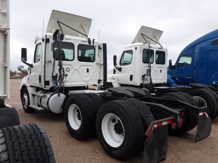 freightliner-cascadia-126-image-16
