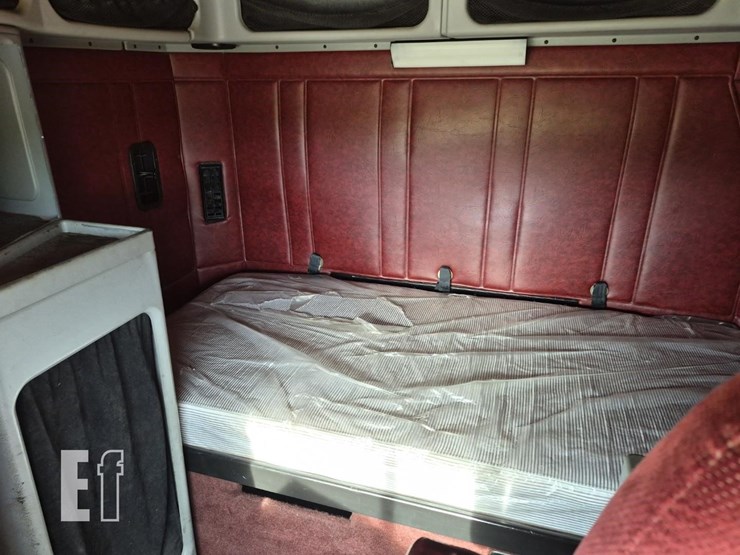 freightliner-fld120-image-13