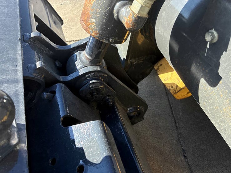 new-holland-c334-image-17