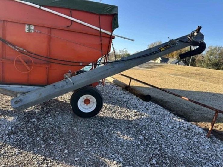 300-bushel-killbros-grain-cart-w/-side-auger-image-12