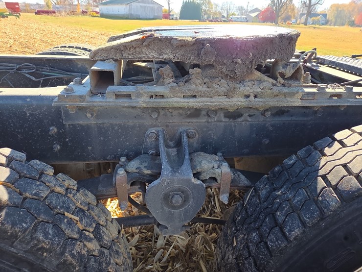 1988-freightliner-day-cab-semi-image-26