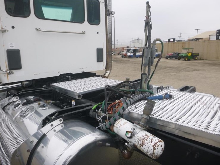 2019-peterbilt-567-image-8