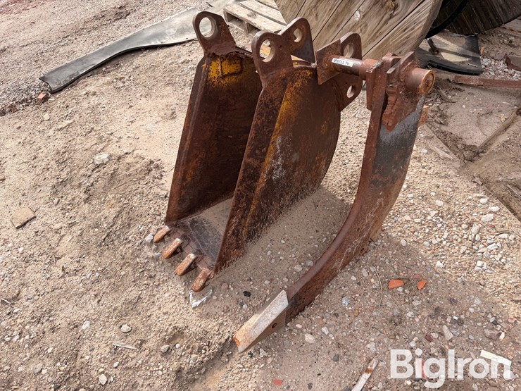 14"-backhoe-bucket-&-frost-ripper-image-1