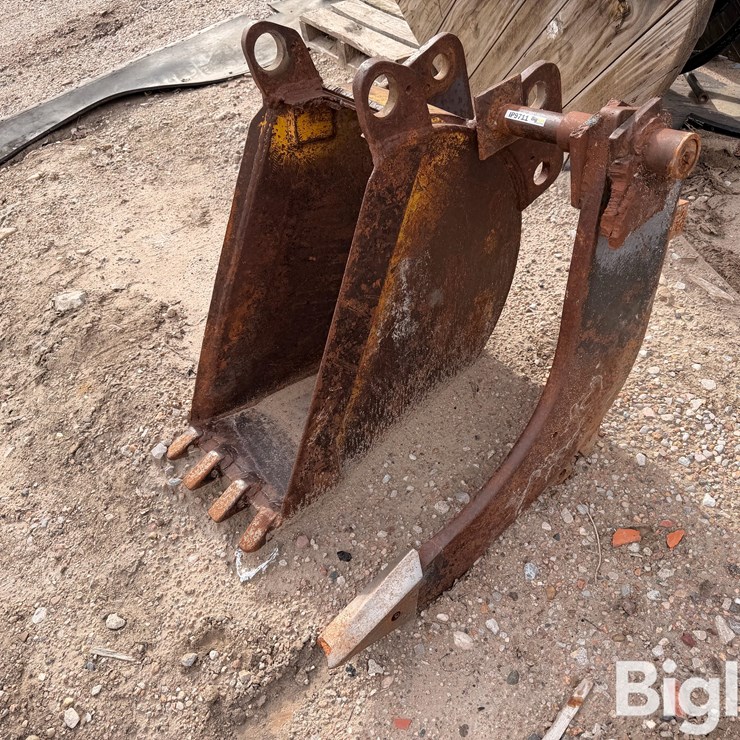 14" Backhoe Bucket & Frost Ripper