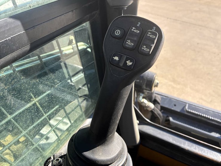 new-holland-c334-image-51