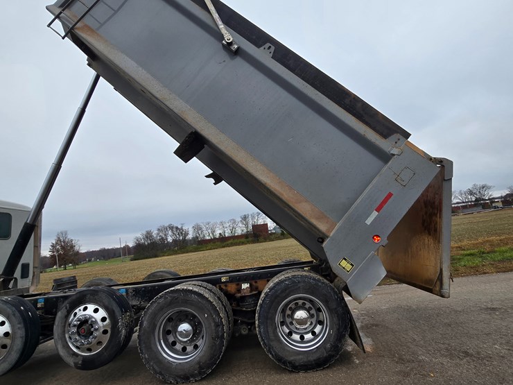 2020-peterbilt-567-image-61