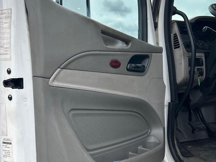 peterbilt-579-image-45