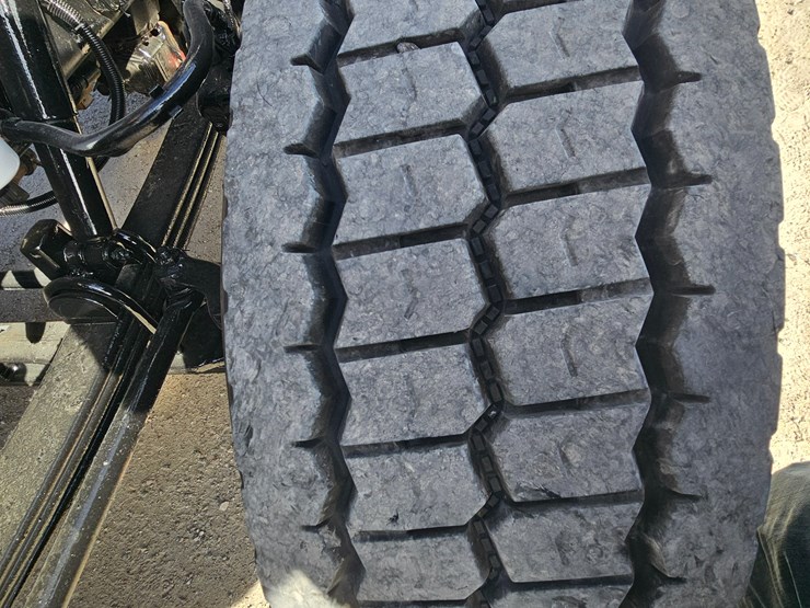 2009-peterbilt-365-image-55