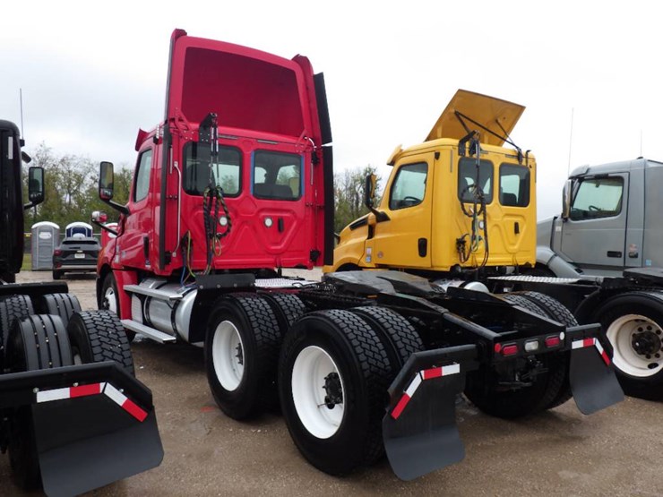 freightliner-cascadia-126-image-13