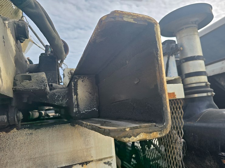 2003-peterbilt-320-image-86