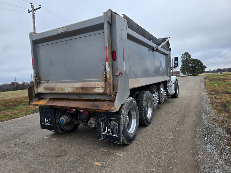 2020-peterbilt-567-image-30