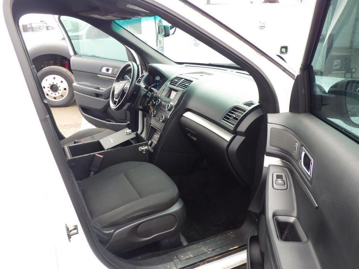 2016-ford-explorer-image-6