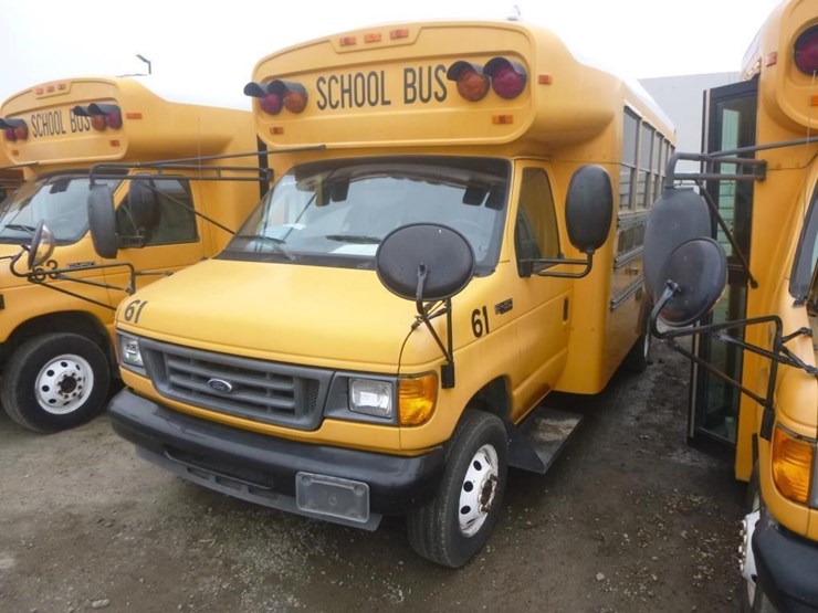 2004-ford-e450-image-1