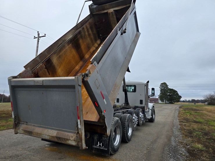 2020-peterbilt-567-image-70