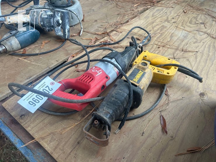 milwaukee-&-dewalt-sawzall-image-2