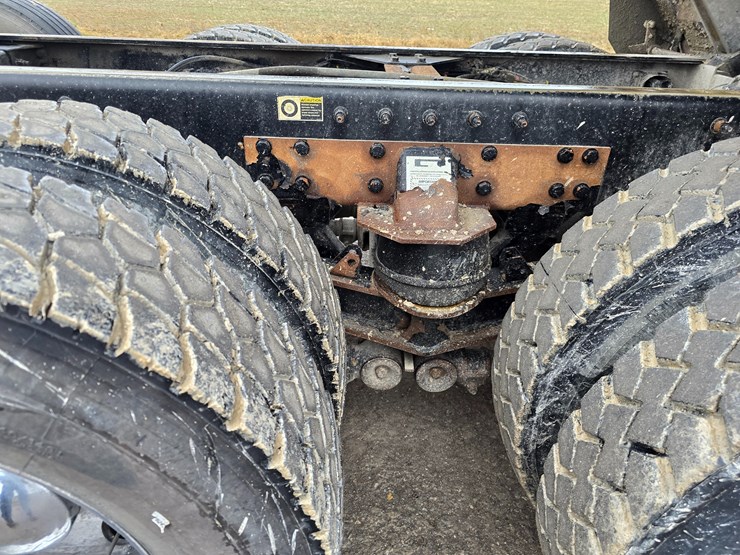 2020-peterbilt-567-image-111