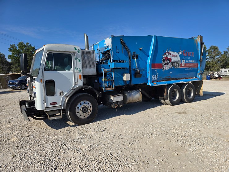 2013-peterbilt-320-image-4