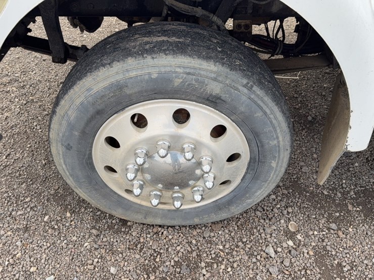 2007-peterbilt-335-image-16