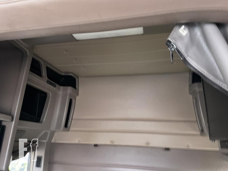 2009-peterbilt-386-image-25