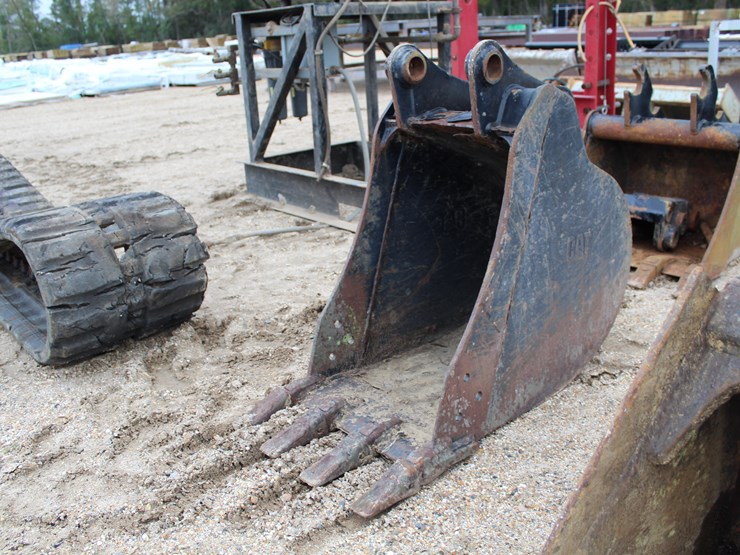 #02573-•-cat-15inch-bucket-with-pins-image-1