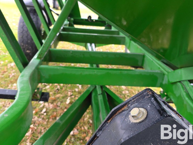 unverferth-brent-gt-644-gravity-wagon-image-16