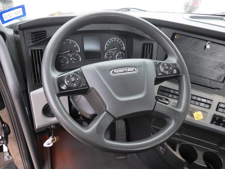 2020-freightliner-cascadia-126-image-17