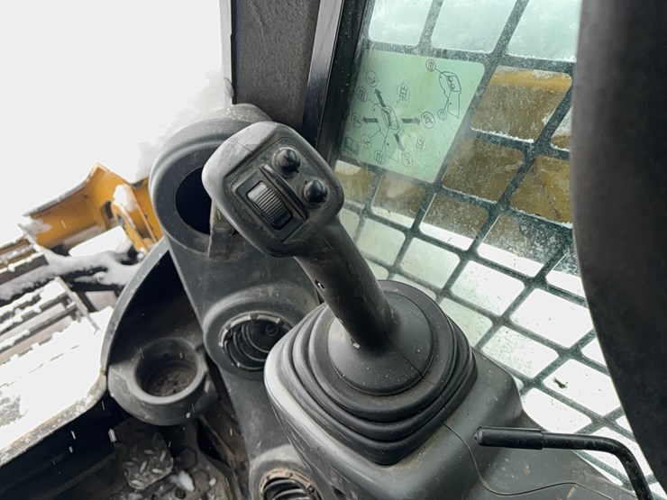 2015-caterpillar-246d-image-12