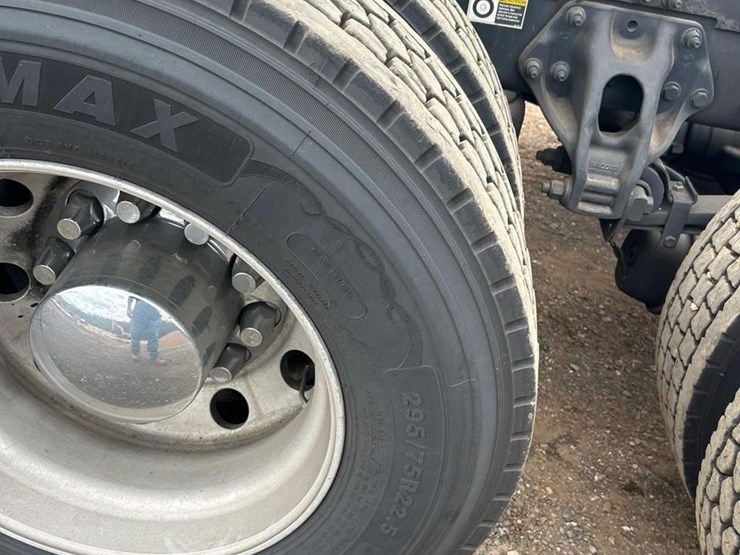 peterbilt-579-image-18