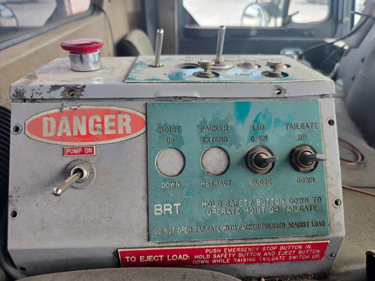 2003-peterbilt-320-image-59