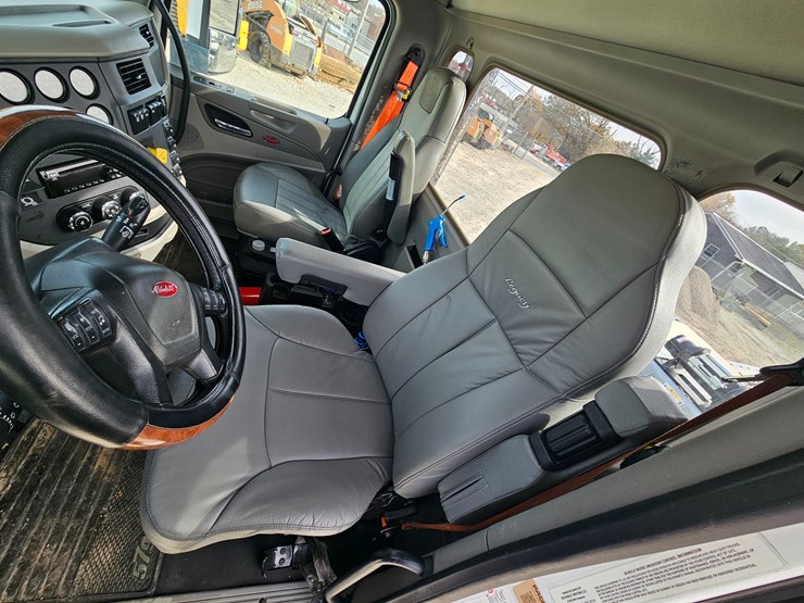 peterbilt-579-image-43