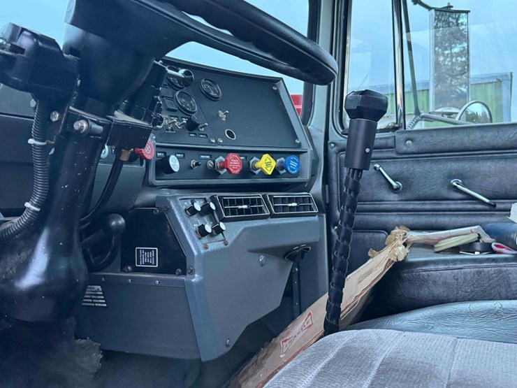 mack-r688st-image-16