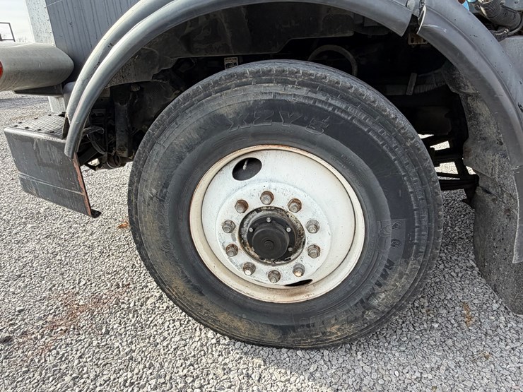 peterbilt-357-image-16