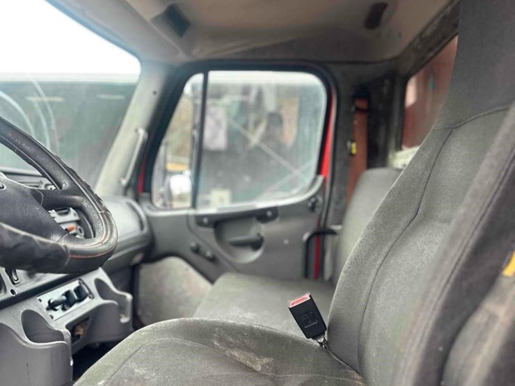 2016-freightliner-business-class-m2-106-image-16