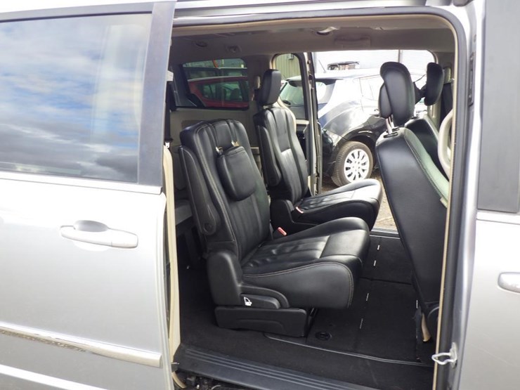 chrysler-town-&-country-image-8